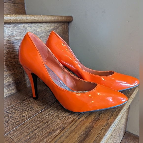 Pointy toe orange patent heels by Red circle. Women's size 10 - Picture 1 of 13